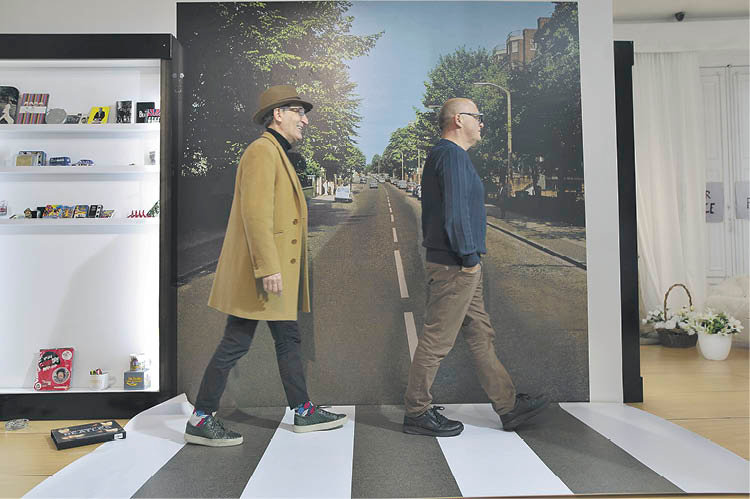 Chema Ríos y Manuel Baltar posan en el decorado de la legendaria portada del álbum ‘Abbey Road’.