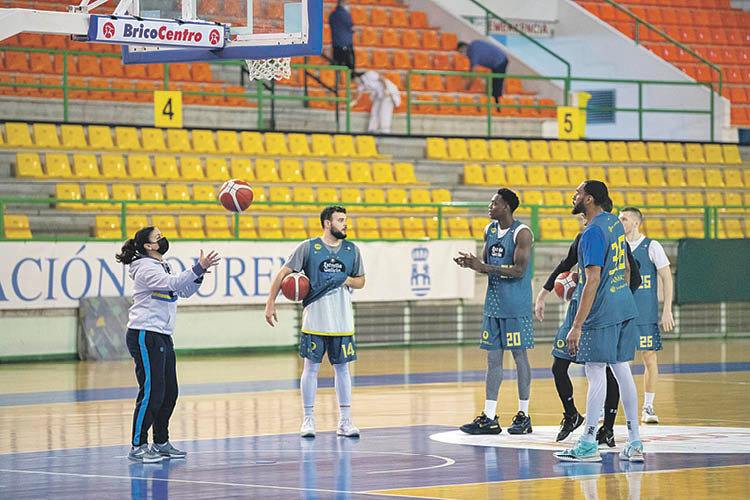 La entrenadora Iria Uxía Romarís, con varios jugadores en un entrenamiento del COB. (ÓSCAR PINAL)