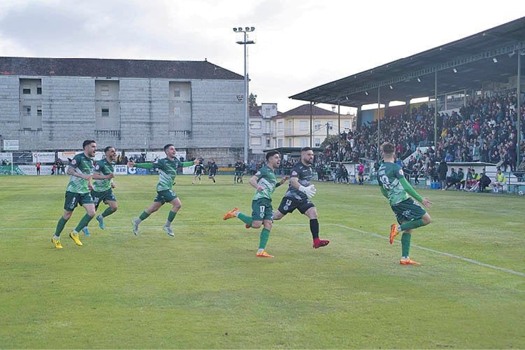 Los jugadores del Arenteiro celebran el tanto del Víctor Eimil en el último minuto de partido. (MARTIÑO PINAL)