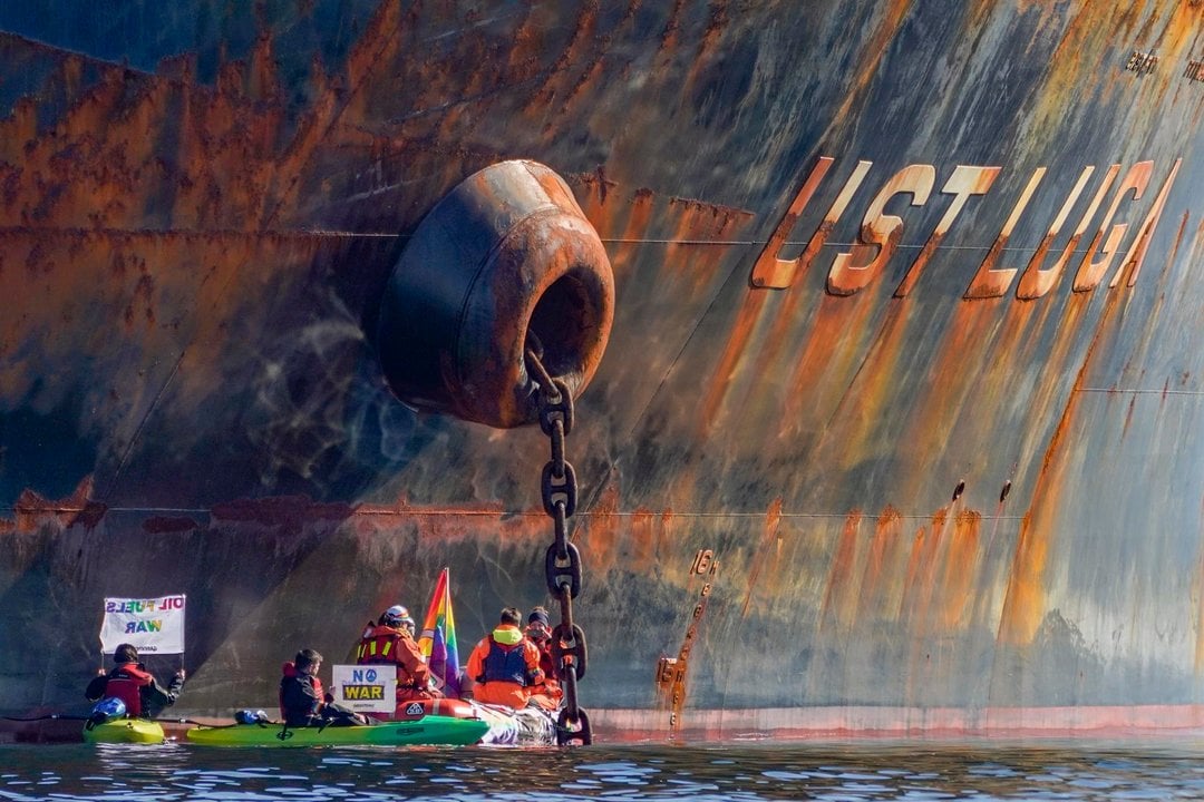 Greenpeace protestando frente al petrolero ruso.