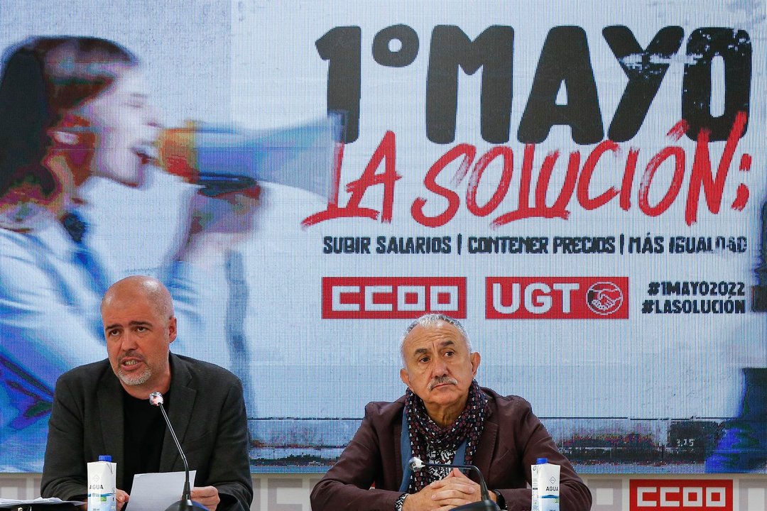 Los secretarios generales de UGT, Pepe Álvarez (d), y CCOO, Unai Sordo, presentan los actos de celebración del Primero de Mayo (EFE)