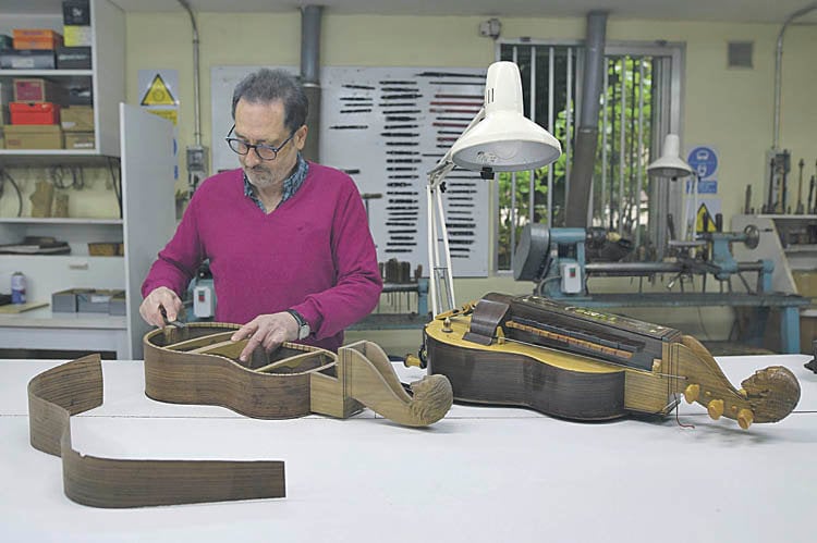 Manuel Brañas, director del taller de instrumentos de la Diputación. (MARTIÑO PINAL)