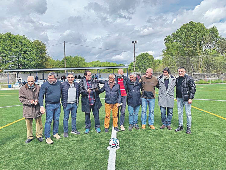 Exjugadores, cuerpo técnico y directivos del Salamonde homenajeados en el campo de A Lamela.