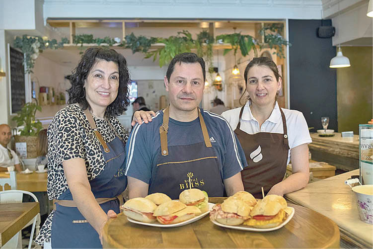 Mari Cruz, Jorge González y Mónica Iglesias en Cattar & Coffee. (Xesús Fariñas)