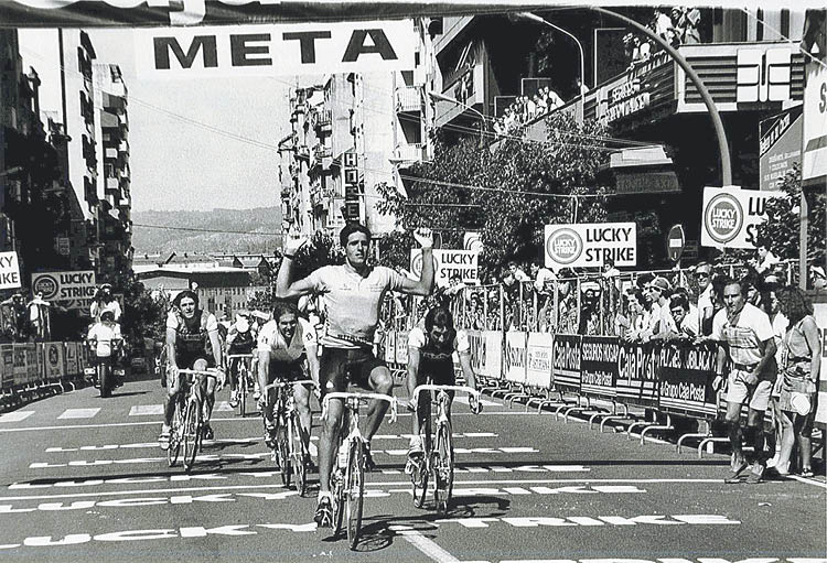 Miguel Indurain levanta los brazos en el parque de San Lázaro de Ourense como ganador de etapa en la Volta a Galicia del 88.