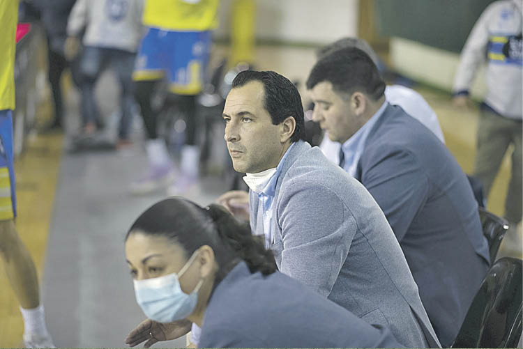 El técnico Guillermo Arenas, durante un encuentro disputado en el Pazo.
