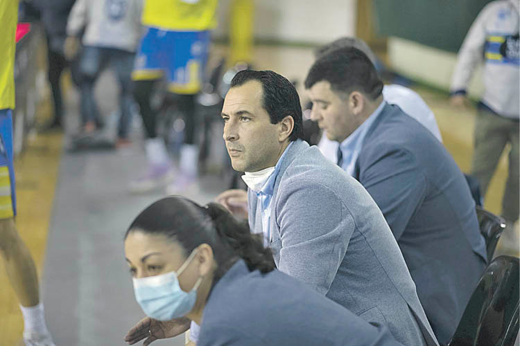 El técnico Guillermo Arenas, durante un encuentro disputado en el Pazo (X. Fariñas).