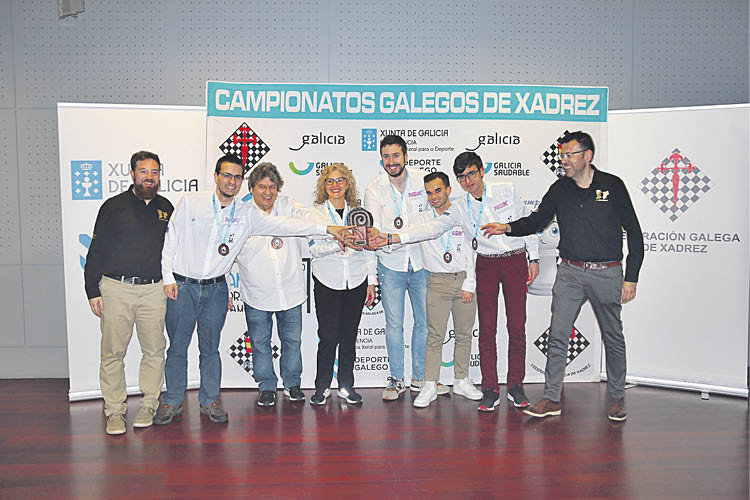 Los integrantes del Club Xadrez Ourense “A” posan felices con el trofeo autonómico después de liderar su grupo y dominar el play off por el título ante el Sanxenxo Interrías. La temporada liguera ha sido sobresaliente.