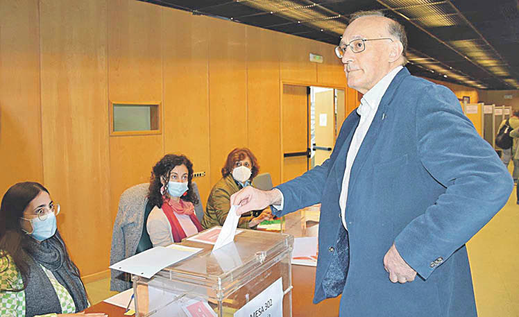 El candidato a rector de H2040, Manuel Reigosa, votó ayer en la Facultade de Bioloxía del campus de Vigo.