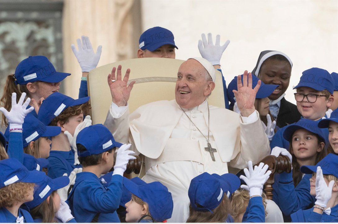 El papa Francisco saluda a los fieles a su llegada para celebrar la audiencia general semanal del Papa en la Plaza de San Pedro