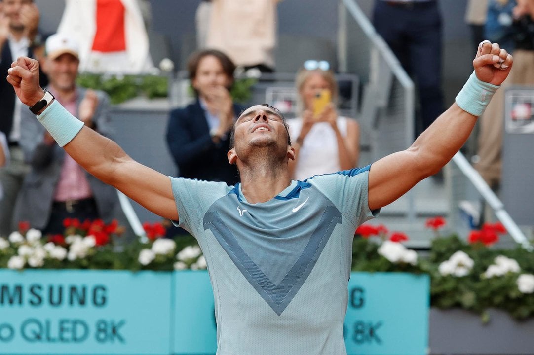 El tenista Rafael Nadal celebra tras imponerse al belga David Goffin en su partido de octavos de final del torneo Mutua Madrid Open, este jueves en la Caja Mágica en Madrid. EFE/Emilio Naranjo
