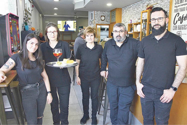 Katia, Maricarmen, Elena, José Manuel e Iván en el Café Bar Xestal. (Miguel Ángel)