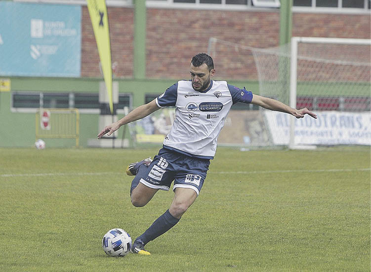 El defensa del Ourense CF, Josu, realiza un pase en un partido disputado en