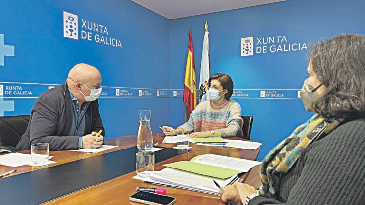 José María Lago atiende las explicaciones de Ángeles Vázquez.