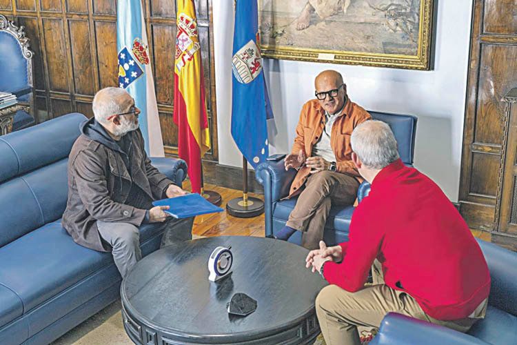 Manuel Baltar, en la reunión con los hermanos Xulio y Domingo Bobillo.