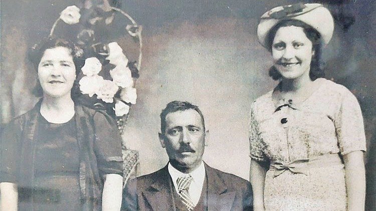 Eudosia xunto co seu pai Agustin e súa nai, Basilisa, en Casablanca (1942).