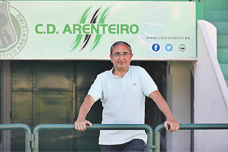 Argimiro Marnotes, presidente del Arenteiro, en la gradas del campo de Espiñedo. JOSÉ PAZ