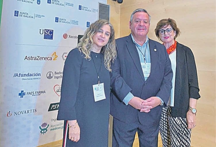 María Blanco, Julio Áncochea y Ana Fernández-Teijeiro en el Encuentro de Médicos.