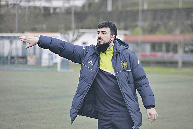 Emilio Padrón, entrenador del Polígono, realiza indicaciones en el Antonio González. (MIGUEL ÁNGEL)
