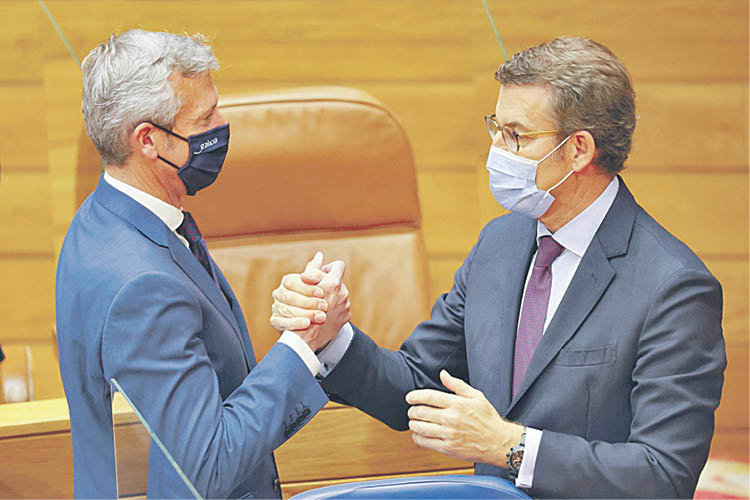 Rueda recibe la felicitación de Feijóo tras ser investido presidente de la Xunta. (LAVANDEIRA JR)