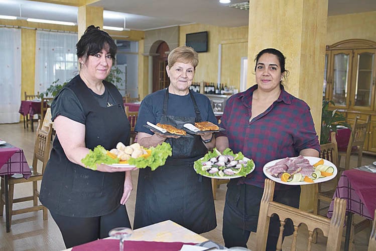 Cati García, María Márquez y Elisabeth Román con algunas propuestas gastronómicas en O Novo Alto do Couso. (Xesús Fariñas)