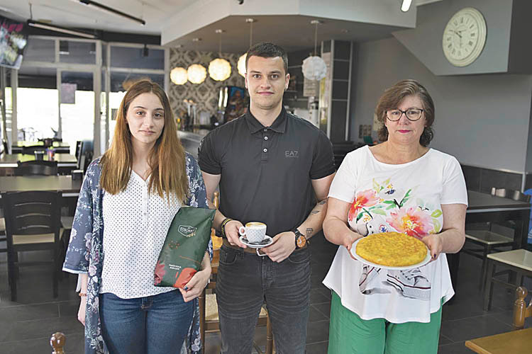Laura Pinheiro, Diego Sorga y Adela Blanco, los tres socios del Cafe Bar Teixeira. (Xesús Fariñas)