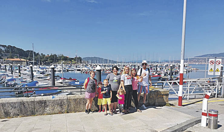 Parte del grupo posa para una foto al lado del puerto de Baiona.