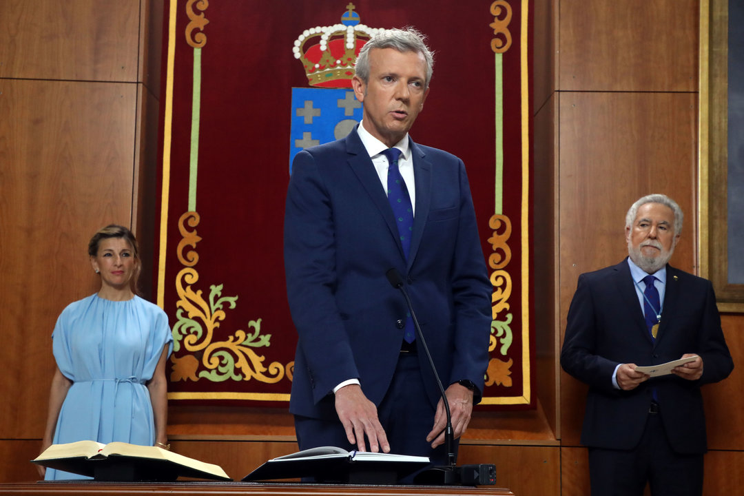 Alfonso Rueda jura el cargo ante la mirada de Yolanda Díaz y Miguel Santalices.