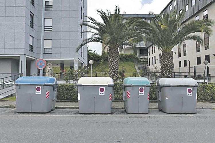 Contenedores de reciclaje en una calle de Ourense.