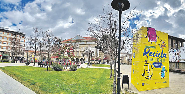 Contedor amarelo xigante na Plaza do Concello de Verín.