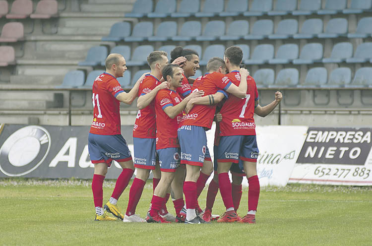 Varios jugadores de la UD Ourense celebran un gol.