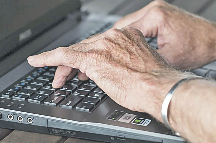 La formación digital y el uso de internet es cada vez más habitual entre los mayores.