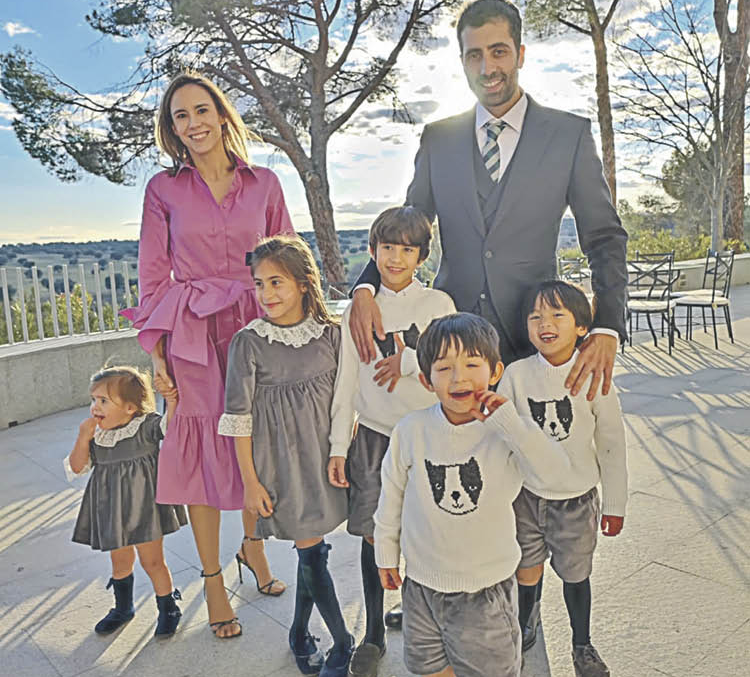 Rocío González y Jesús González, con sus cinco hijos, de entre dos y ocho años.