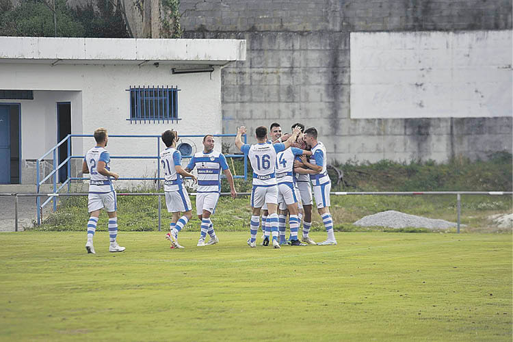 Los jugadores del Sporting Celanova celebrando un gol en el campo de San Rosendo. (MIGUEL ÁNGEL)