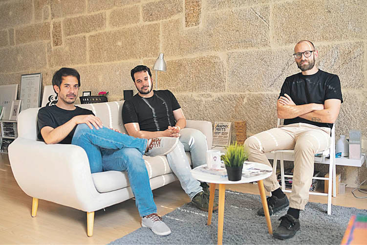Andrés Nóvoa, Iago Nóvoa y Daniel Vila son los creativos principales detrás del estudio 988.