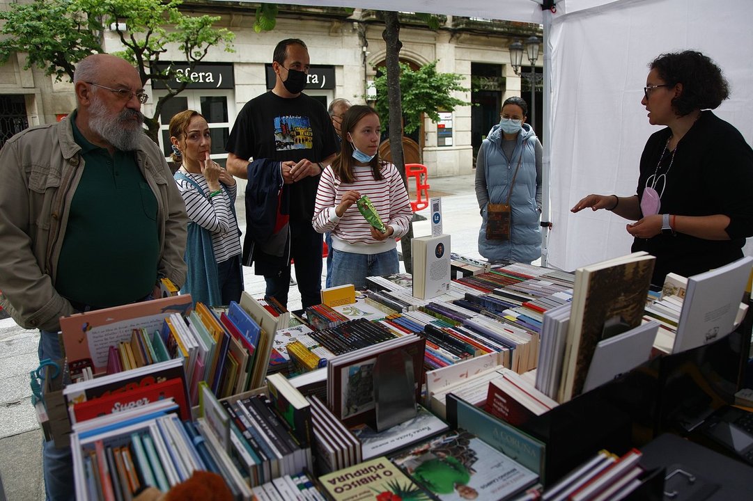 Lectores, na carpa da Agrupación de libreiros (MIGUEL ÁNGEL)