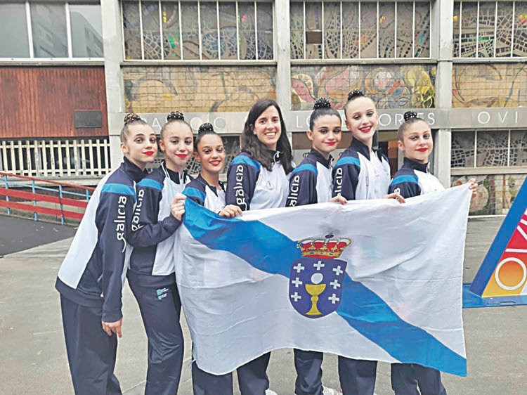 Las gimnastas pabellonistas, con la bandera de Galicia. CX PAVILLÓN