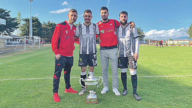 Juan Forri, Joni, Julián y Carrasco junto al trofeo de campeón de liga en el campo de A Moreira.