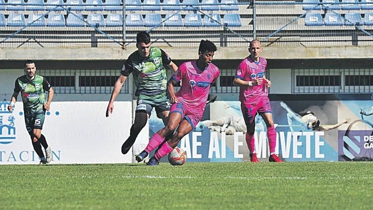 Jerin, del Ourense CF, aguanta el balón ante el arnoiés Brayan (JOSÉ PAZ)