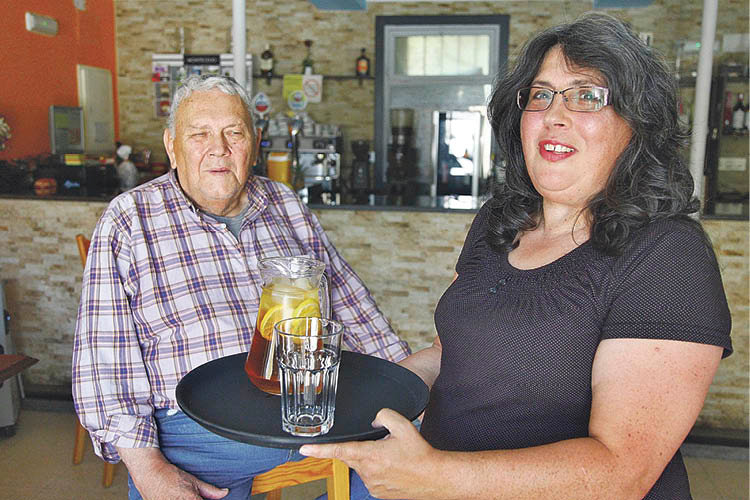 Christina y Germán en el Café Bar A Tía María. (Miguel Ángel)