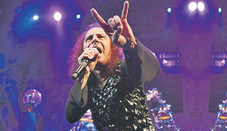 Ronnie James Dio durante una de sus actuaciones.