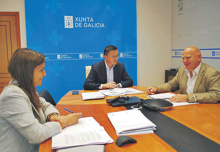 Inés Santé, José González y Jaime Sousa, durante la reunión en Santiago.