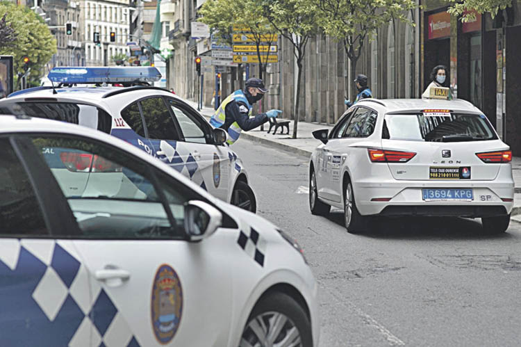 Dos patrullas de la Policía Local de Ourense. Foto: ÓSCAR PINAL
