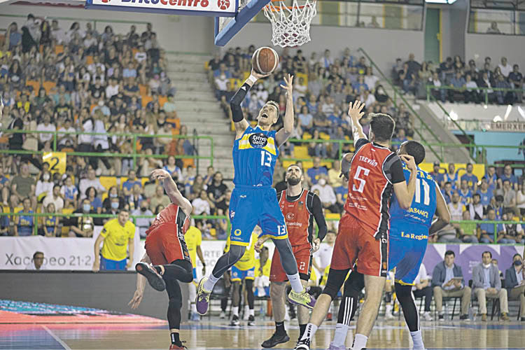 El alero del COB José Nogués trata de anotar una canasta en la zona del Basket Navarra. (XESÚS FARIÑAS)