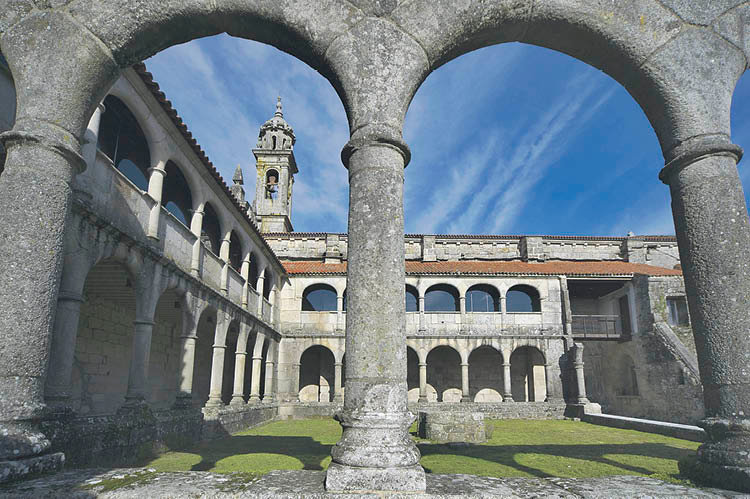 El claustro del Monasterio de Santa María en una imagen reciente. (Martiño Pinal)