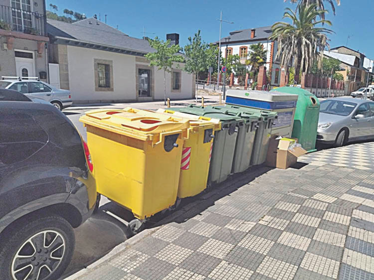 Contenedores del servicio de recogida de basura de O Barco. (J.C.)