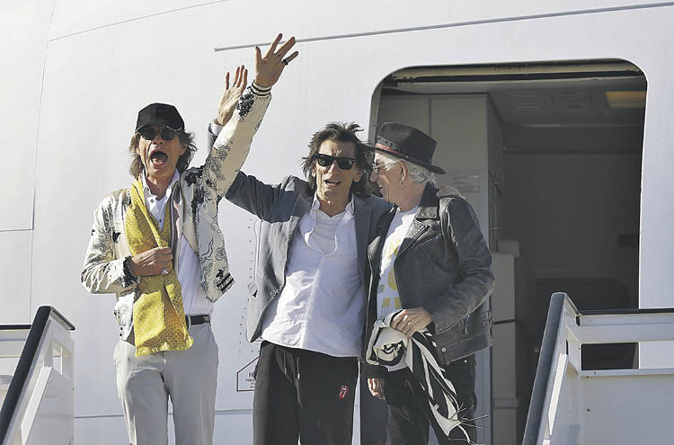 Mick Jagger, Ron Wood y Keith Richards saludan a su llegada al aeropuerto de Madrid el jueves.