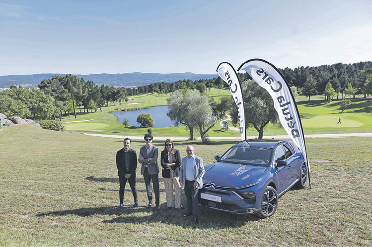 El equipo comercial de Bétula Cars, junto al nuevo Citroën C5x.