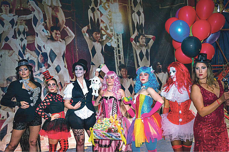 Jacqueline, Natalia, Clara, Cris, Kela, Ana y Nandy caracterizadas como artistas del circo.