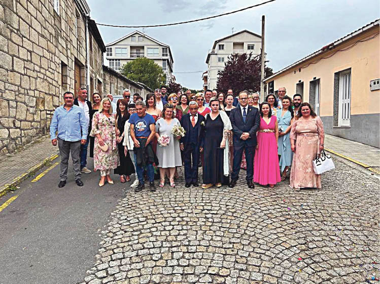 Foto de grupo de los asistentes al evento con el alcalde de Maceda, Rubén Quintas.